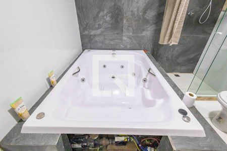 Casa à venda com 300m², 3 quartos e 5 vagasBanheiro da Suíte 2