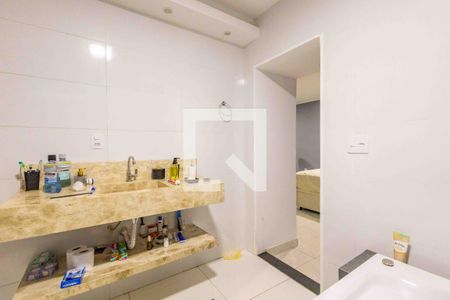 Casa à venda com 300m², 3 quartos e 5 vagasBanheiro da Suíte 2