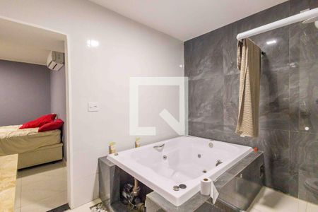 Casa à venda com 300m², 3 quartos e 5 vagasBanheiro da Suíte 2