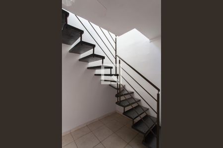 Apartamento à venda com 78m², 2 quartos e 1 vaga Apartamento à venda com 78m², 2 quartos e 1 vagaEscada