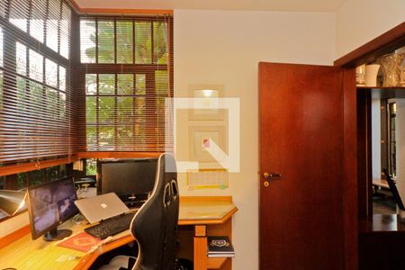 Casa à venda com 583m², 3 quartos e 4 vagasEscritório