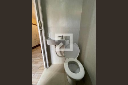 Banheiro de kitnet/studio para alugar com 1 quarto, 22m² em Jaguaré, São Paulo