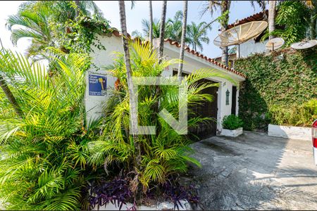 Casa à venda com 300m², 4 quartos e 4 vagas Casa à venda com 300m², 4 quartos e 4 vagasEntrada