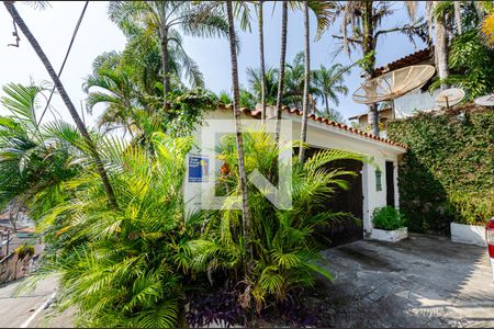 Casa à venda com 300m², 4 quartos e 4 vagas Casa à venda com 300m², 4 quartos e 4 vagasEntrada