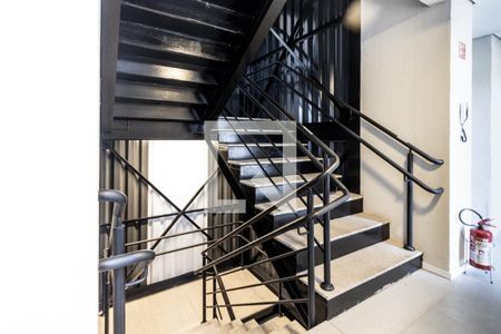 Studio para alugar com 32m², 1 quarto e sem vaga Studio para alugar com 32m², 1 quarto e sem vagaEscada