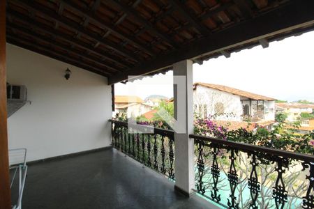 Casa de condomínio à venda com 750m², 4 quartos e 5 vagasVaranda da suíte 1 que se comunica com o quarto 2