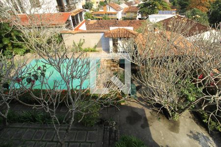 Casa de condomínio à venda com 750m², 4 quartos e 5 vagasVaranda da suíte 1 que se comunica com o quarto 2