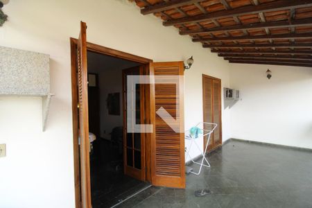 Casa de condomínio à venda com 750m², 4 quartos e 5 vagasVaranda da suíte 1 que se comunica com o quarto 2