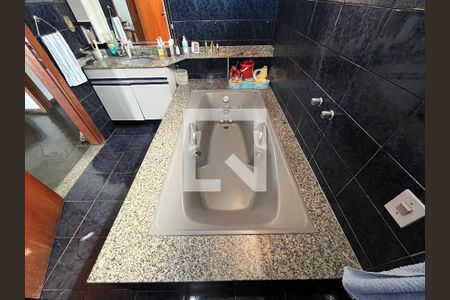 Casa de condomínio à venda com 750m², 4 quartos e 5 vagasBanheiro da suíte 2