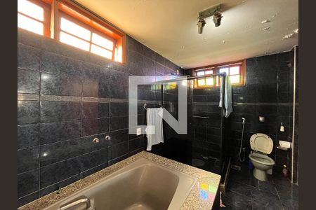 Casa de condomínio à venda com 750m², 4 quartos e 5 vagasBanheiro da suíte 2