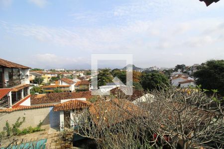 Casa de condomínio à venda com 750m², 4 quartos e 5 vagasVaranda da suíte 1 que se comunica com o quarto 2