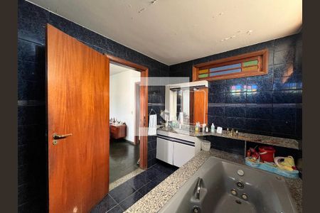 Casa de condomínio à venda com 750m², 4 quartos e 5 vagasBanheiro da suíte 2