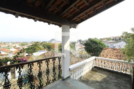 Casa de condomínio à venda com 750m², 4 quartos e 5 vagasVaranda da suíte 1 que se comunica com o quarto 2