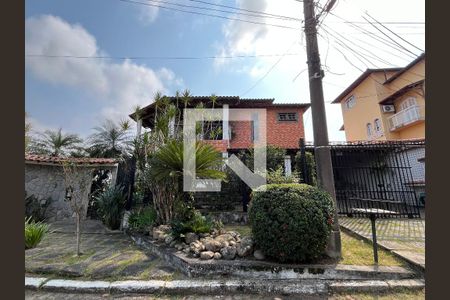 Casa de condomínio à venda com 750m², 4 quartos e 5 vagasFachada