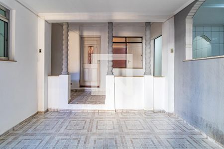 Casa à venda com 250m², 5 quartos e 3 vagas Casa à venda com 250m², 5 quartos e 3 vagasVaranda