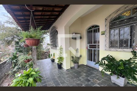 Casa à venda com 360m², 3 quartos e 3 vagas Casa à venda com 360m², 3 quartos e 3 vagasQuintal