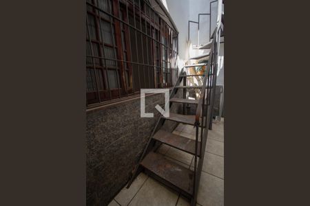 Casa à venda com 300m², 3 quartos e 4 vagas Casa à venda com 300m², 3 quartos e 4 vagasEscada