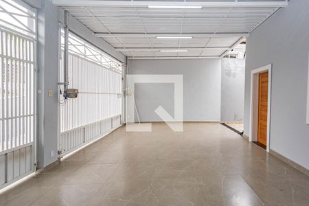 Casa à venda com 250m², 4 quartos e 6 vagas Casa à venda com 250m², 4 quartos e 6 vagasGaragem