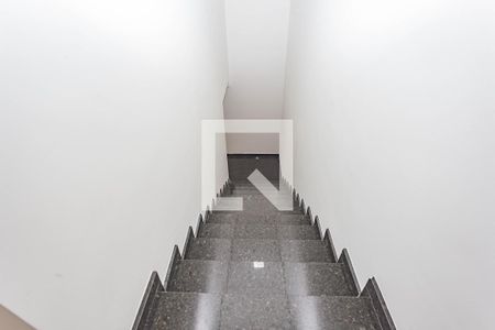 Casa à venda com 250m², 4 quartos e 6 vagas Casa à venda com 250m², 4 quartos e 6 vagasEscada