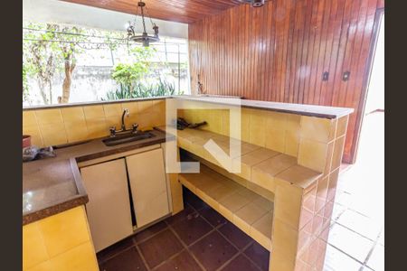 Casa à venda com 350m², 3 quartos e 4 vagasChurrasqueira e Jardim