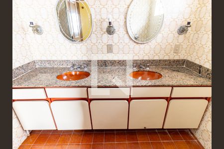 Casa à venda com 350m², 3 quartos e 4 vagasBanheiro da Suíte