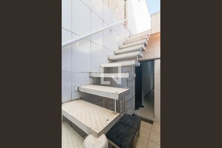 Casa à venda com 102m², 3 quartos e 2 vagasEscada