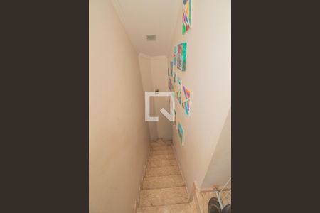 Casa de condomínio à venda com 141m², 3 quartos e 2 vagasEscada