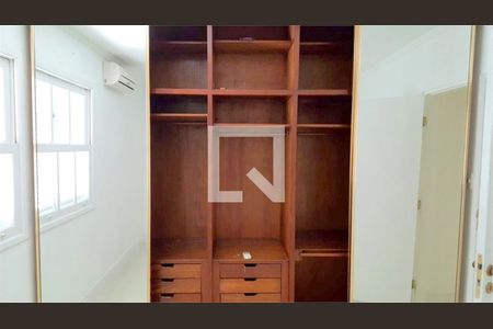 Casa à venda com 3 quartos, 200m² em Vila Claudia, São Paulo