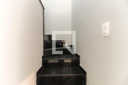 Casa à venda com 200m², 3 quartos e 2 vagasEscada