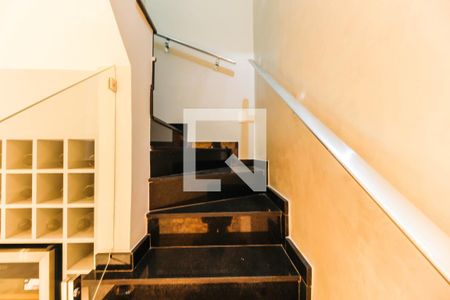 Casa à venda com 130m², 2 quartos e 2 vagasEscada