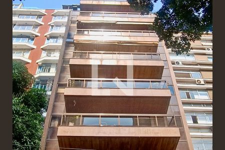 Apartamento à venda com 230m², 5 quartos e 3 vagasFachada com cartaz QA na janela