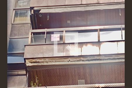 Apartamento à venda com 230m², 5 quartos e 3 vagasFachada com cartaz QA na janela