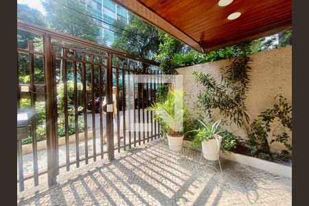 Apartamento à venda com 230m², 5 quartos e 3 vagasFachada com cartaz QA na janela