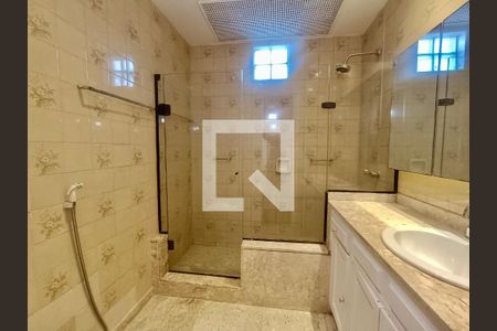 Apartamento à venda com 230m², 5 quartos e 3 vagasBanheiro social