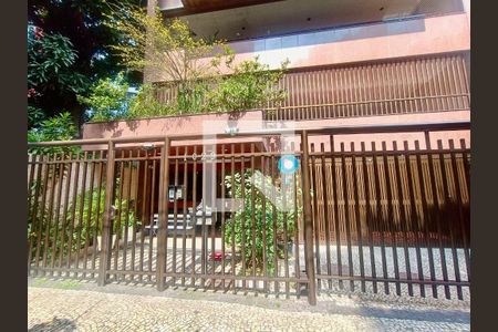 Apartamento à venda com 230m², 5 quartos e 3 vagasFachada com cartaz QA na janela