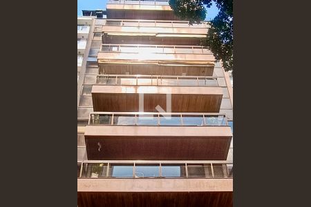 Apartamento à venda com 230m², 5 quartos e 3 vagasFachada com cartaz QA na janela