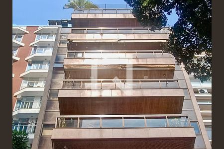 Apartamento à venda com 230m², 5 quartos e 3 vagasFachada com cartaz QA na janela