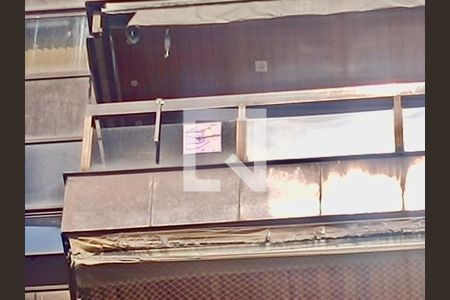 Apartamento à venda com 230m², 5 quartos e 3 vagasFachada com cartaz QA na janela