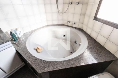 Apartamento à venda com 118m², 3 quartos e 3 vagasBanheiro Quarto 2