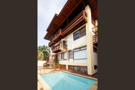 Casa de condomínio à venda com 443m², 4 quartos e 2 vagas Casa de condomínio à venda com 443m², 4 quartos e 2 vagasFachada interna