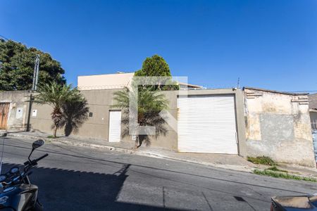 Fachada de casa à venda com 4 quartos, 320m² em Aparecida, Belo Horizonte