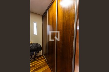 Casa à venda com 320m², 4 quartos e 6 vagas Casa à venda com 320m², 4 quartos e 6 vagasCloset da Suíte