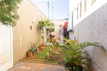Casa à venda com 320m², 4 quartos e 6 vagas Casa à venda com 320m², 4 quartos e 6 vagasJardim/Entrada
