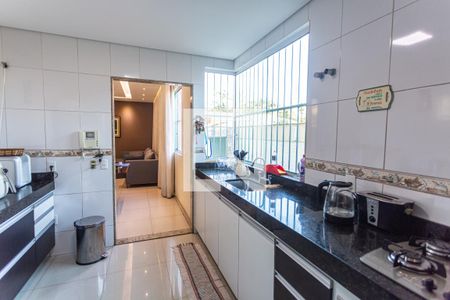 Casa à venda com 320m², 4 quartos e 6 vagas Casa à venda com 320m², 4 quartos e 6 vagasCozinha