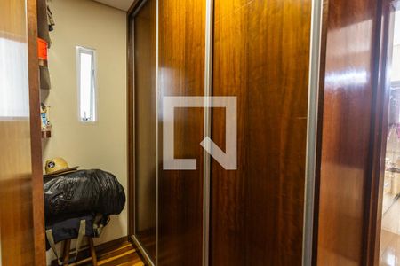 Casa à venda com 320m², 4 quartos e 6 vagas Casa à venda com 320m², 4 quartos e 6 vagasCloset da Suíte