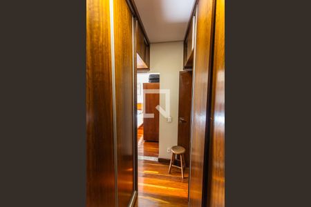 Casa à venda com 320m², 4 quartos e 6 vagas Casa à venda com 320m², 4 quartos e 6 vagasCloset da Suíte