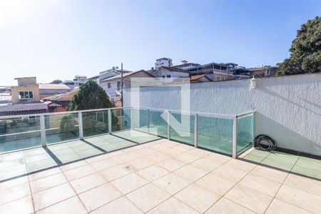 Casa à venda com 320m², 4 quartos e 6 vagas Casa à venda com 320m², 4 quartos e 6 vagasVaranda no 2° Pavimento