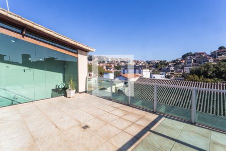 Casa à venda com 320m², 4 quartos e 6 vagas Casa à venda com 320m², 4 quartos e 6 vagasVaranda no 2° Pavimento