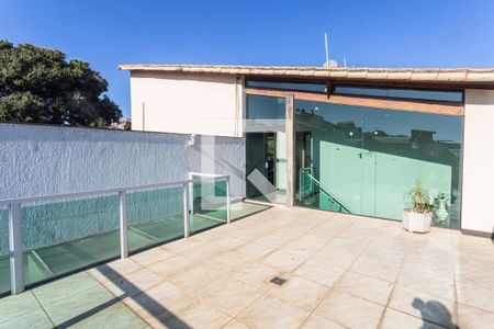 Casa à venda com 320m², 4 quartos e 6 vagas Casa à venda com 320m², 4 quartos e 6 vagasVaranda no 2° Pavimento