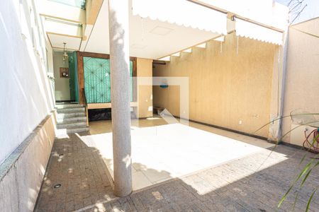 Casa à venda com 320m², 4 quartos e 6 vagas Casa à venda com 320m², 4 quartos e 6 vagasGaragem